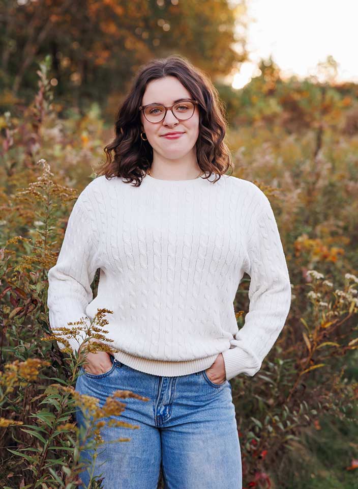 senior girl posing for senior pictures at Pine Hollow